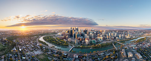 Die Skyline von Calgary bei Sonnenaufgang – Panoramablick über den Bow River
