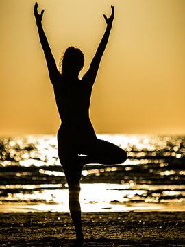 YOGA OP HET STRAND # 03 van JORG BECKER