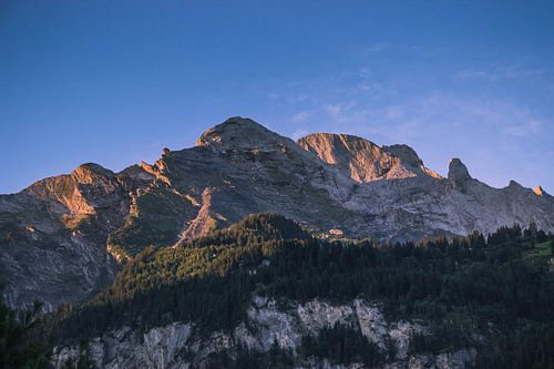 Eerste zonlicht op de bergtop