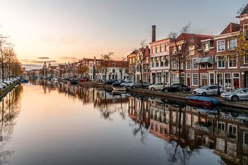 Leiden - De oude singel weerspiegeld (0075) van Reezyard