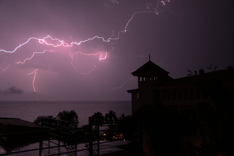 Donder en Bliksem op Madeira bij nacht over zee van Paul Franke