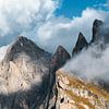 Seceda im Herbst – Dolomiten im Wolkenmeer von Max Schiefele