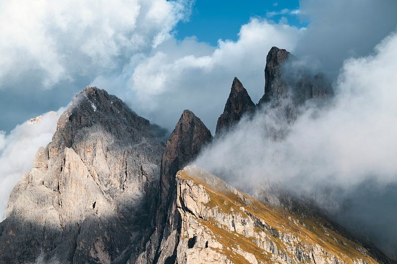 Seceda in de herfst - Dolomieten in een zee van wolken van Max Schiefele