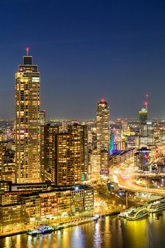 Rotterdams Stadtzentrum bei Nacht an der Erasmusbrug über der Maa von Sjoerd van der Wal Fotografie