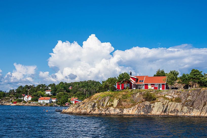 Häuser auf einer Schäreninsel vor der Stadt Arendal in Norwegen von Rico Ködder