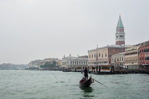 Gondel vor dem Markusplatz in Venedig, Italien von Rico Ködder