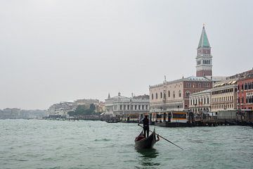Gondelbaan voor het San Marco-plein in Venetië, Italië. van Rico Ködder