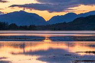 Zonsondergang, water en bergen bij Glencoe in Schotland van Rob IJsselstein thumbnail