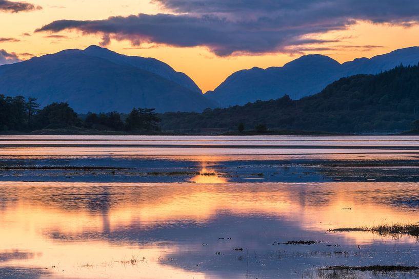 Zonsondergang, water en bergen bij Glencoe in Schotland van Rob IJsselstein