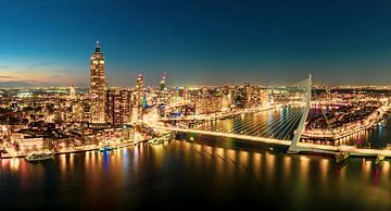 Rotterdam skyline nachtelijk panorama bij Erasmusbrug over de van Sjoerd van der Wal Fotografie