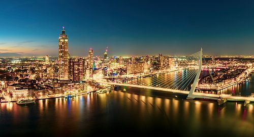 Rotterdam skyline nachtelijk panorama bij Erasmusbrug over de