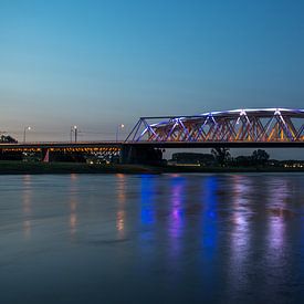 Westervoortse brug blauw-wit verlicht van Karlo Bolder