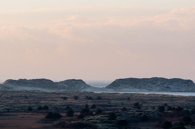 Zicht op  de Noordsvaarder en de duinen vanaf het Seinpaalduin op Terschelling van Alex Hamstra