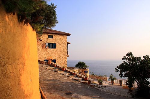 Grieks karakteristiek huisje met uitzicht op zee. Zen, rust