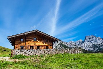 Uitzicht op de Litzlalm met hut in Oostenrijk van Rico Ködder
