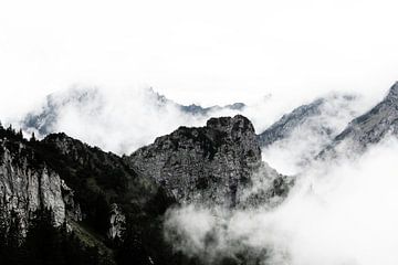 Berge im Nebel und Wolken erzeugen diese ganz besondere, mystische Stimmung, die viele Menschen sofort berührt. Solche Motive stehen für Ruhe, Tiefe, Magie und das Unbegreifliche der Natur von Miriam Schwarzfischer Fotografie