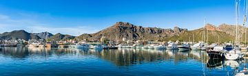 Panorama uitzicht op Port de Pollenca jachthaven met luxe jacht op Mallorca eiland, Spanje van Alex Winter