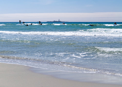 Des surfeurs sur la côte norvégienne sur Willemijn Wolthaus