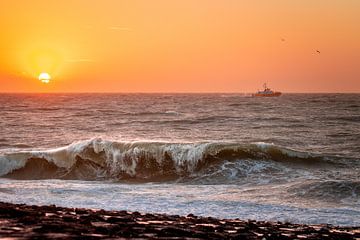 Golven op de dijk van Westkapelle tijdens zonsondergang van Danny Bastiaanse