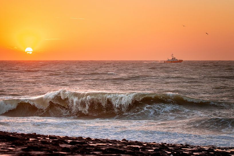 Vagues sur la digue de Westkapelle au coucher du soleil par Danny Bastiaanse