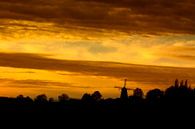 Zonsondergang bij de  hoogst gelegen windmolen van Nederland. Op de Vrouwenheide . van John Kreukniet thumbnail