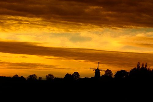 Zonsondergang bij de  hoogst gelegen windmolen van Nederland. Op de Vrouwenheide .