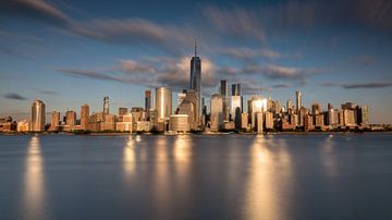 Ligne d'horizon de la ville de New York, coucher de soleil, heure dorée. sur Marieke Feenstra