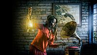 Frau mit Öllampe stellt eine Grammophontafel auf von Atelier Liesjes Miniaturansicht
