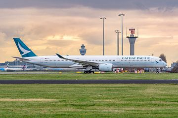 Cathay Pacific Airbus A350-1000 (B-LXC).