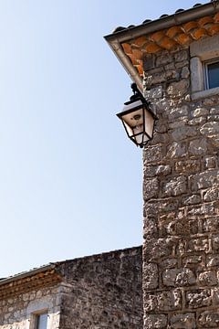 lantaarn aan frans stenen huis. van Fotograaf Elise