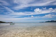 Tropischer Strand mit einem wunderschönen blauen Himmel auf Koh Samui. Insel in Thailand von Tjeerd Kruse Miniaturansicht