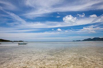 Plage tropicale avec un beau ciel bleu sur Koh Samui. L'île en Thaïlande sur Tjeerd Kruse