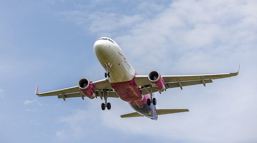 Abheben der Wizz Air Maschine: Freiheit in der Luft von Triki Photography