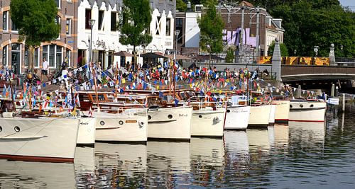 Een rij bakdekkruisers in de haven van Amersfoort.