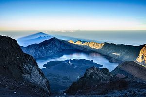 Ochtendschaduw op vulkaan Rinjani van Peter Vruggink