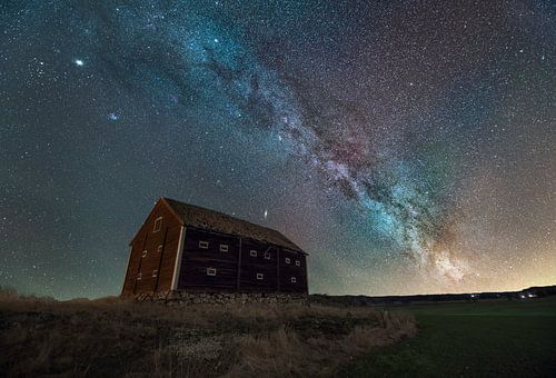 Milchstraße über alter Scheune in Lofta