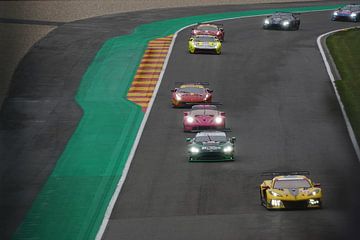 picture of a few cars on the Spa-Francorchamps Circuit van pierre-henri Deceuninck