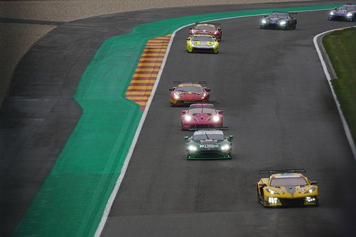 Bild von einigen Fahrzeugen auf der Rennstrecke von Spa-Francorchamps