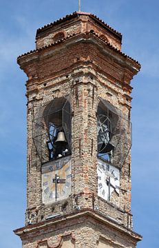 Kerktoren van kerk in Cerretto Lange, Piemont, Italië