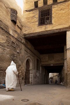 Homme avec une canne dans l'ancienne médina de Fès sur Antwan Janssen