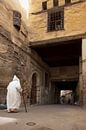 Mann mit Spazierstock in der alten Medina von Fes von Antwan Janssen Miniaturansicht