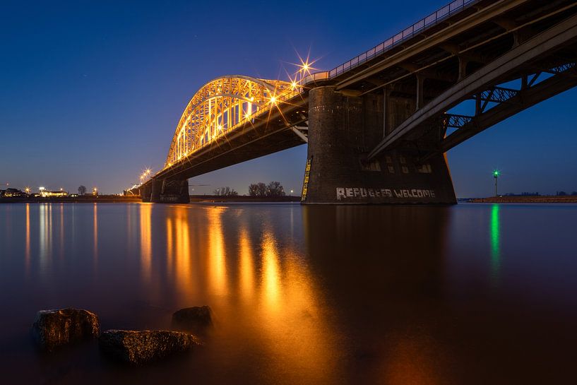 Waalbrug in de nacht van Jeroen Lagerwerf