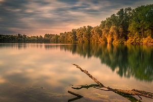 Autumn at the lake van Wim van D