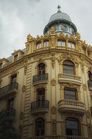 Architektur-Highlight in Spanien: Prachtvolles Stadthaus vor bewölktem Himmel