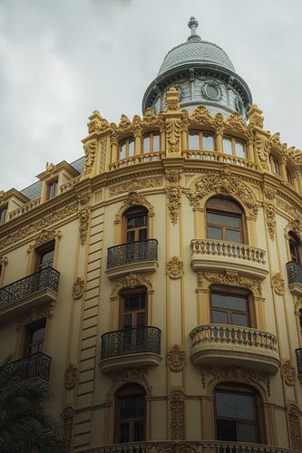 Architectonisch hoogtepunt in Spanje: prachtig herenhuis tegen een bewolkte hemel