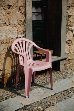 Real Life Stilleven van roze plastic stoel van Lilian Bisschop