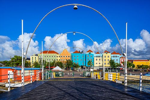 Koningin Emmabrug, een opvallende pontonbrug in het centrum van Curaçao