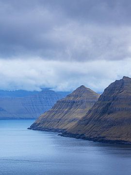 Uitzicht op Funningsfjørður Fjord op het Faeröereiland Eys van Rico Ködder