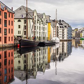 Zeilschepen en jugendstilhuizen in de stad Ålesund in Noorwegen van Rico Ködder