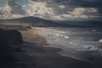 De ruige kust van Galicie met surfers, Spanje van Bart Hageman Photography